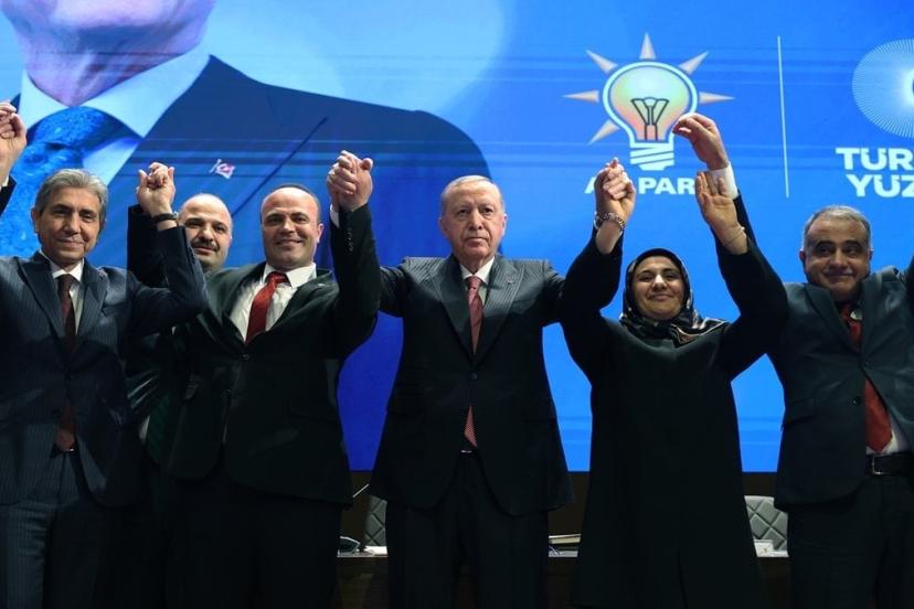 Cumhurbaşkanı Erdoğan, AK Parti’ye katılan 4 belediye başkanına rozet taktı