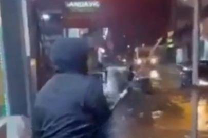 İzmir'de yollar göle döndü, vatandaş balık tuttu