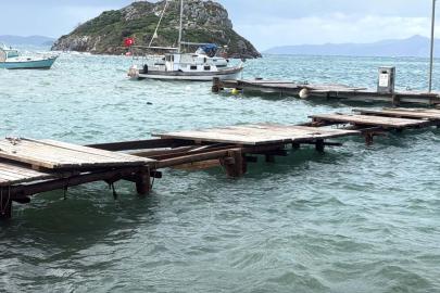 Bodrum'da fırtına; , deniz taştı, işletmelerin camları kırıldı