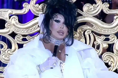 Diva Bülent Ersoy, iftar davetine katıldığı elbiseyle dikkat çekti