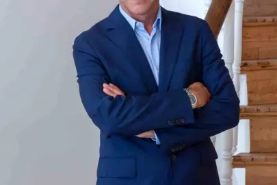 Eşini oyuncu Dolunay Soysert ile aldattığı iddia edilen Konda Araştırma Şirketi Yönetim Kurulu Başkanı'na 50 milyon lira tazminat talebi