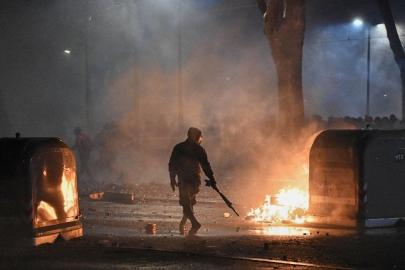 İtalya'da göstericiler polisle çatıştı: 11 polis yaralı