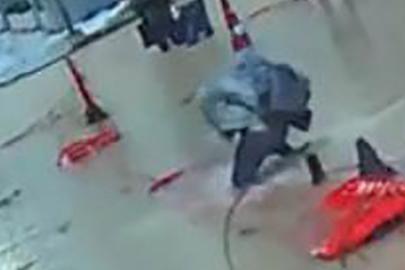 İzmir'de bir vatandaş göle dönen yolda çukura düştü