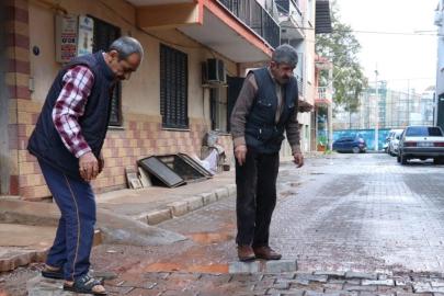 İzmir’de mahalleli bozulan yolu kendi imkanlarıyla onardı