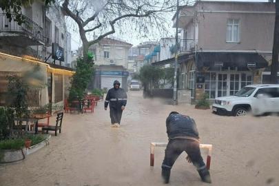 İzmir'de sağanak yağış: Çeşme'de caddeler göle döndü