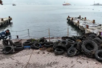 İzmit'te körfezde dip temizliği sürüyor.. Deniz dibinden 50 araç lastiği çıkarıldı