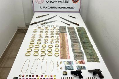 Kepez’de sahte altın ve ruhsatsız silah operasyonu