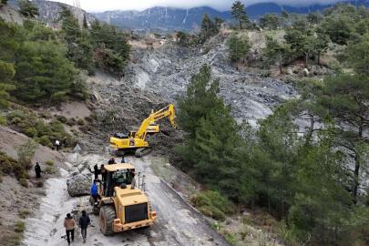 Muğla'da ekipler heyelan nedeniyle kapanan yolu açmak için çalışma başlattı