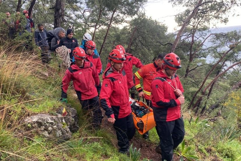 Muğla’da kayalıklardan düşen genç kurtarıldı