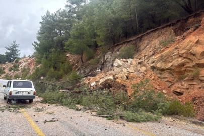 Muğla'da toprak kayması; yol kısmen kapandı