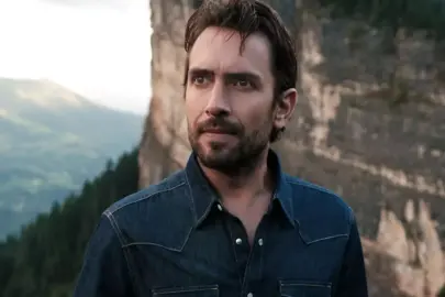 Oyuncu Ulaş Tuna Astepe anne ve babasız büyüdüğünü duygulanarak anlattı