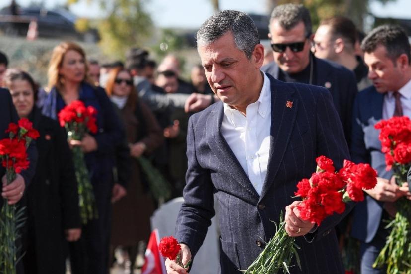 Özgür Özel'den 30 araçlık konvoyla Deprem Şehitliği'ne ziyaret