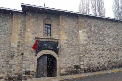 Yaklaşık 200 yıllık han, zamana direniyor