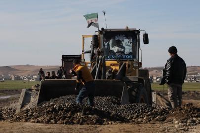 YPG’nin yıktığı köprüyü Şuyuk halkı yeniden inşa ediyor