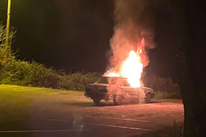 Akçakoca’da park halindeki araç alev alev yandı