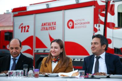 Başkan Vekili Özdemir, itfaiye personeliyle iftarda buluştu