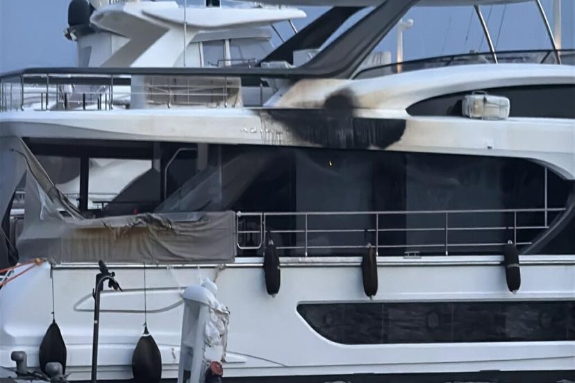 Bodrum'daki yat yangını sonrası temizlik ve enkaz kaldırma çalışması başlatıldı