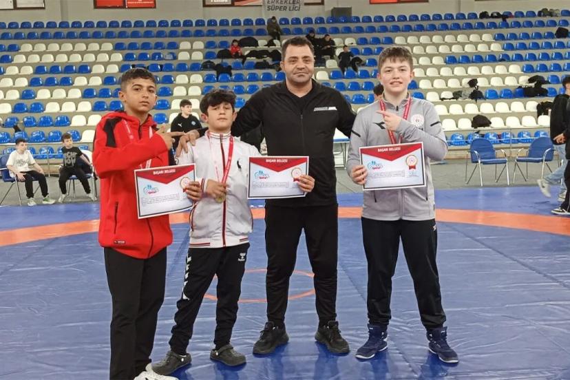 Erzincanlı yıldız güreşçilerden Rize’de üç şampiyonluk
