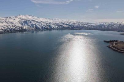 Kar, güneş ve maviliğin buluştuğu Hazar Gölü mest etti