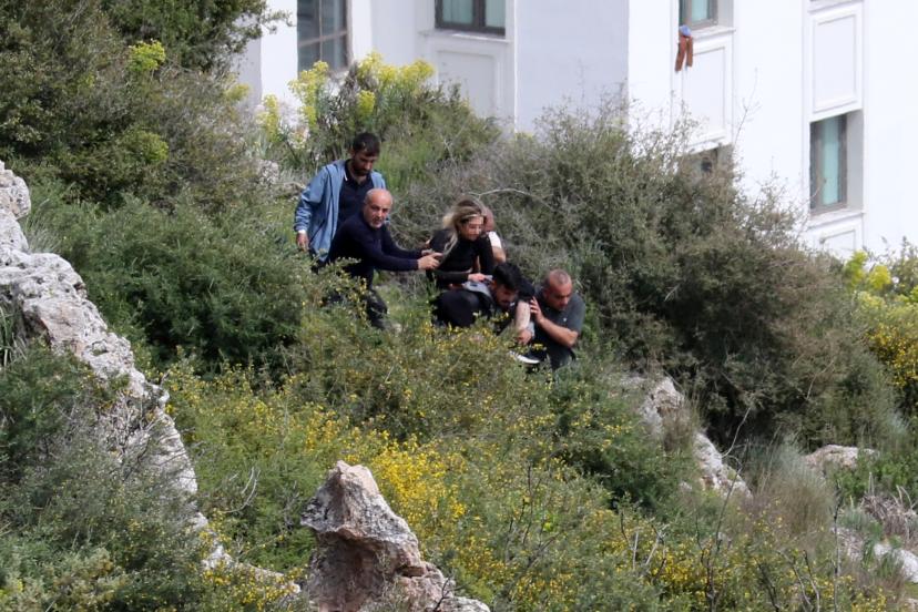 Kayalıktan düşen kadını sırtlarında taşıyıp, sağlık ekibine teslim ettiler