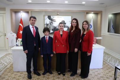 Başkan Vekili Özdemir, koltuğunu çocuk başkana devretti