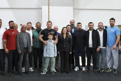Başkan Vekili Özdemir’den güreşçilere yeni sezon öncesi moral ziyareti