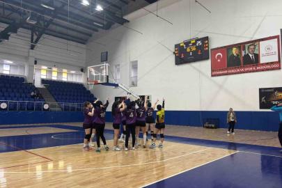 Muş Sultan Alparslan Yurdu Kız Voleybol Takımı yarı finale yükseldi
