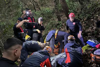 Uçurumdan düşen kazazedeyi ekipler kurtardı