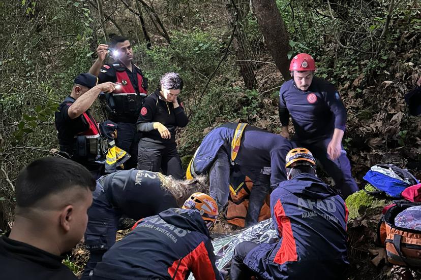 Uçurumdan düşen kazazedeyi ekipler kurtardı