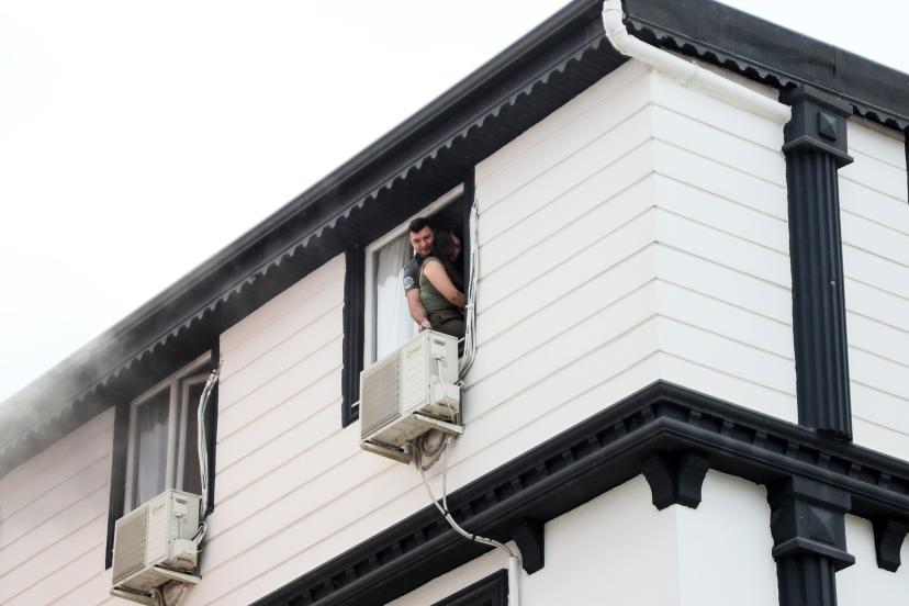 Yangında dumandan etkilenip, apartta mahsur kalanları itfaiye kurtardı