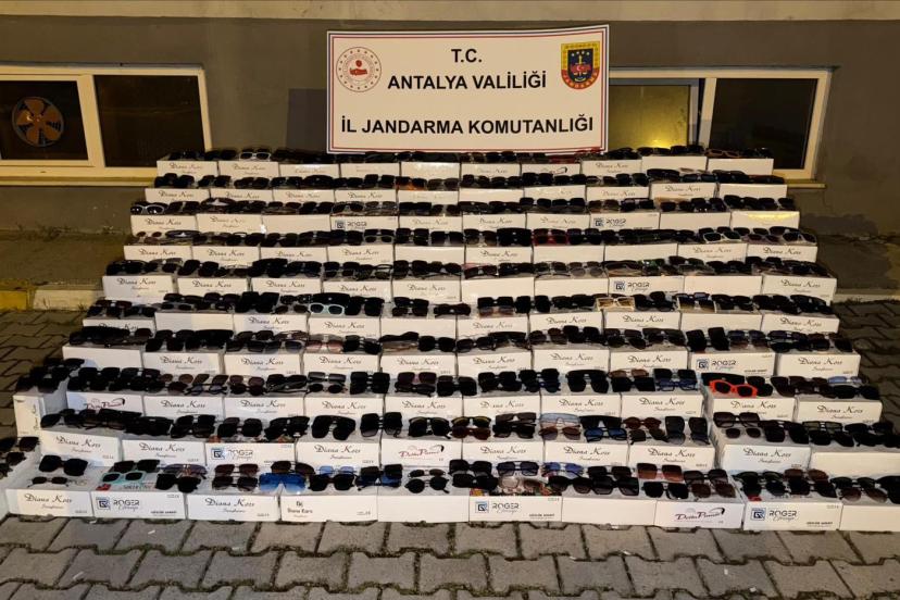 Alanya'da 10 bin kaçak güneş gözlüğü ele geçirildi