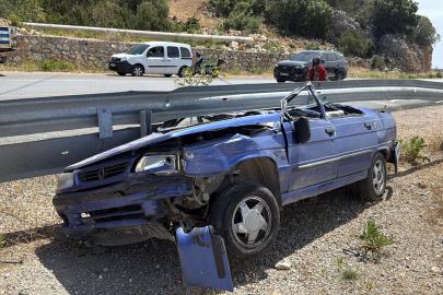 Bariyerlere çarpıp üst tavanı tamamen ezilen araçtan sağ çıktı