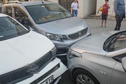 Batman'da kontrolden çıkan otomobil park halindeki 3 araca çarptı