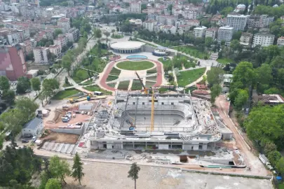 Bursa'da Atatürk Spor Salonu hızla yükseliyor... Tarihi salonda çatı işlemleri başladı