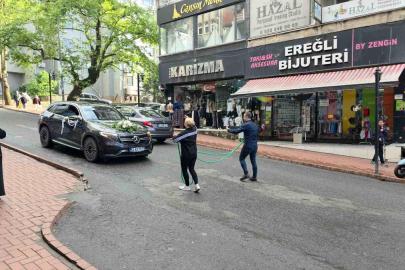 Düğün konvoyunu zincirli sürpriz durdurdu