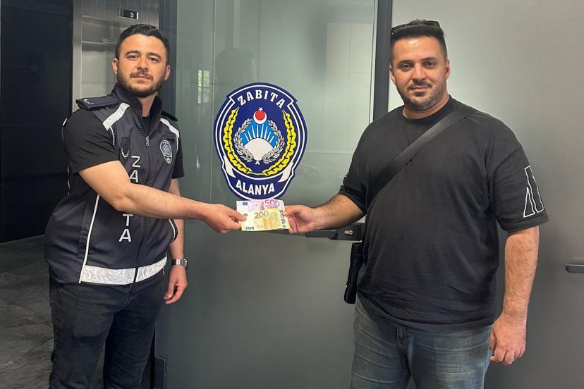 Düşürdüğü 700 avroya duyarlı vatandaş sayesinde kavuştu