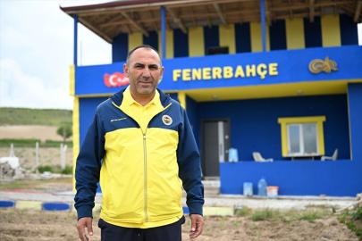 Fenerbahçe taraftarı evinin duvarlarını gönül verdiği takımın renklerine boyattı
