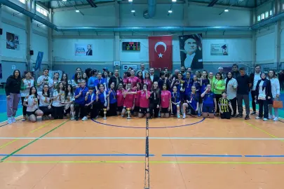 Futsal'da şampiyon Elmasbahçeler Salih Şeremet Ortaokulu