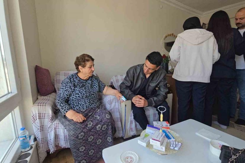 Genç sağlıkçılar ev ev giderek kronik hastaların takibini yapıyor