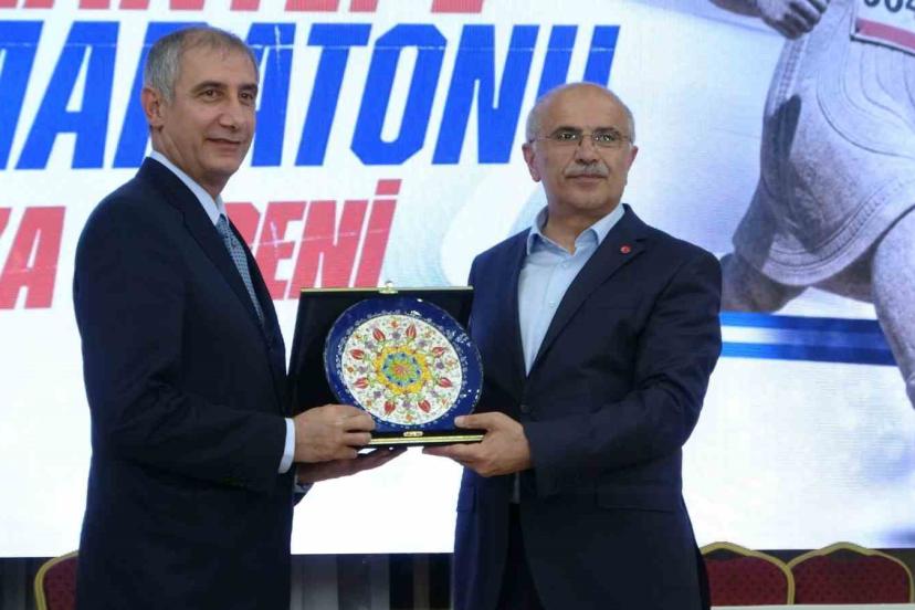 Malatya’da spor emekçileri onurlandırıldı, Arslantepe Yarı Maratonu’nun imzaları atıldı