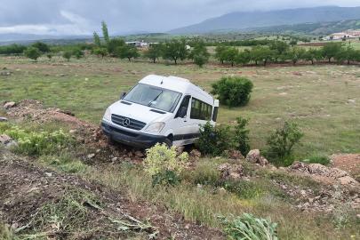 Malatya'da yolcu minibüsü şarampole devrildi: 2 yaralı