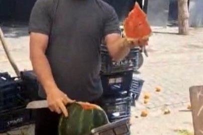 Osmaniye'de pazarcının "Vekaletli karpuz kesimi" gülümsetti