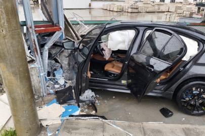 Otomobil fabrika kapısına çarptı: 2 yaralı