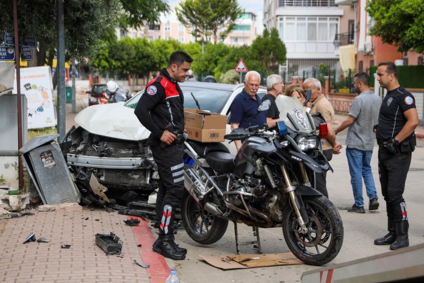 Polis motosikletiyle otomobil çarpıştı: 3 yaralı