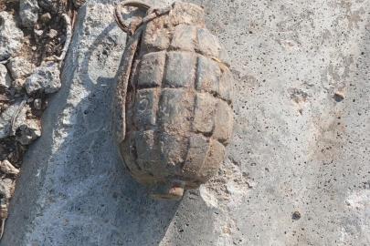 Yıkılan evin molozları arasında bulunan el bombası, imha edildi