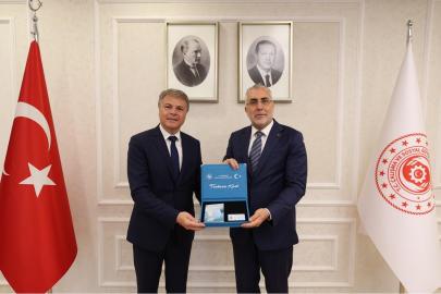 Bakan Işıkhan, Renault Group'a Turkuaz Kart'ı teslim etti
