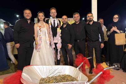 Damadın arkadaşlarından ilginç düğün takısı: 10 bin TL'lik madeni parayı el arabasıyla getirdiler