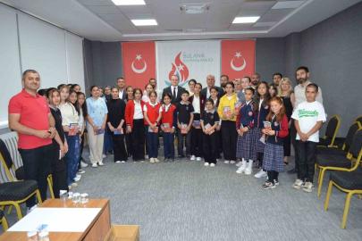 Gençler "Yıldızlara Yakın" kitabını Kaymakam Koşansu ile değerlendirdi