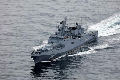 İngiltere'nin tacizlerine karşı Rus fırkateyninden uyarı ateşi