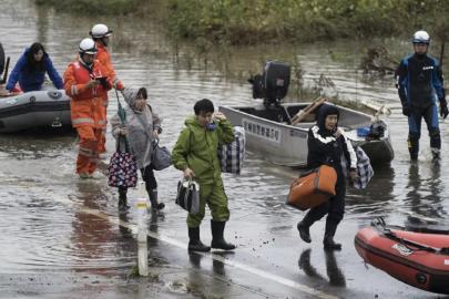 Jangmi Tayfunu Japonya'yı vurdu: 23 yaralı, 1,5 milyon kişiye tahliye uyarısı